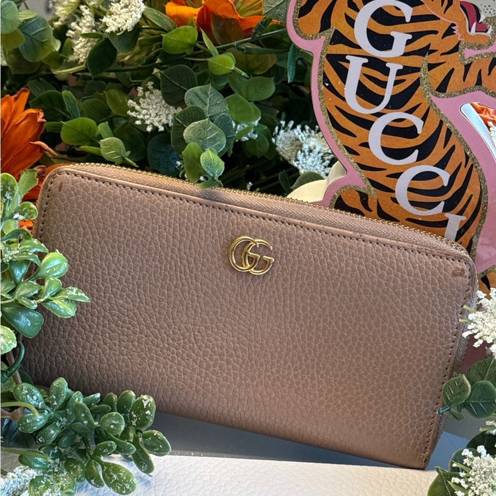 Gucci Leather Zip Around Wallet. - Picture 2 of 14